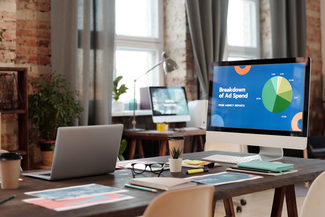 Laptop met ad spend dashboard